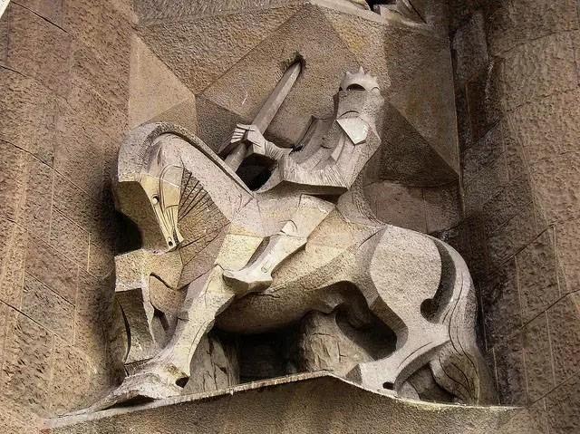 建了134年，全世界最伟大的“烂尾楼”，就要峻工了！