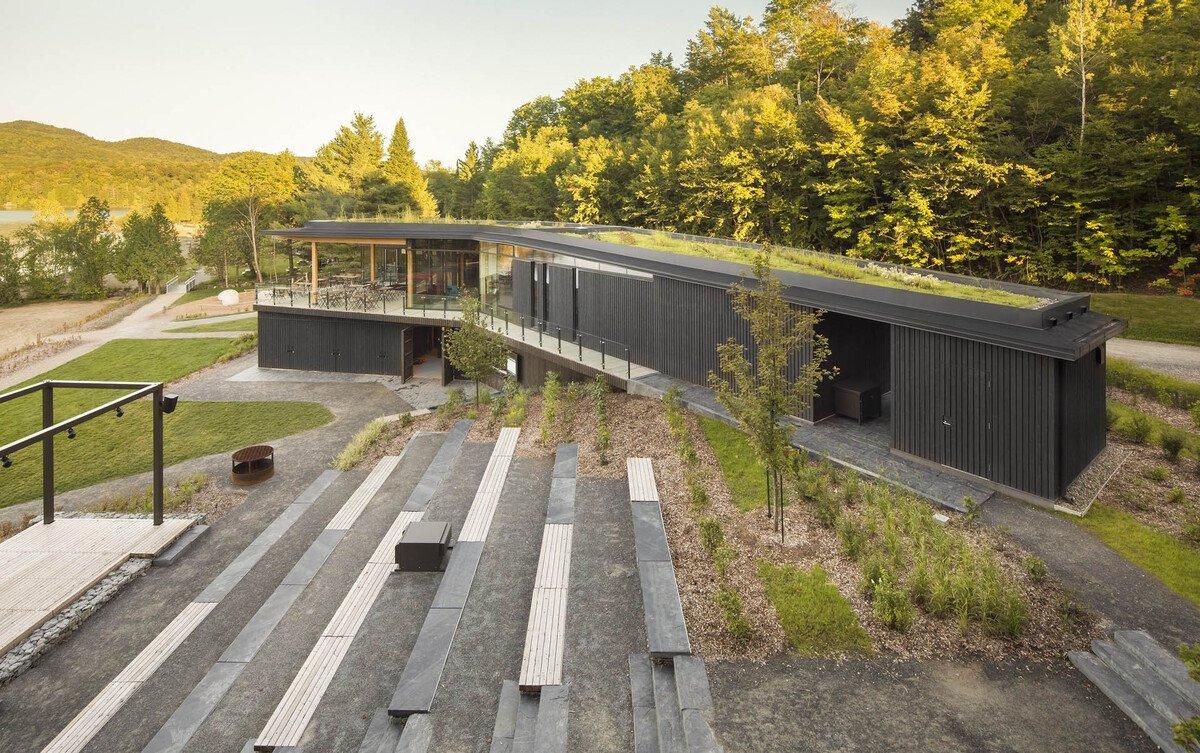 Stukely湖边的黑房子 / ANNE CARRIER ARCHITECTE