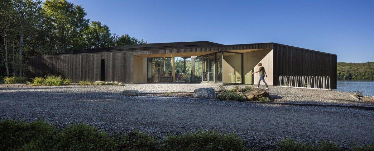 Stukely湖边的黑房子 / ANNE CARRIER ARCHITECTE