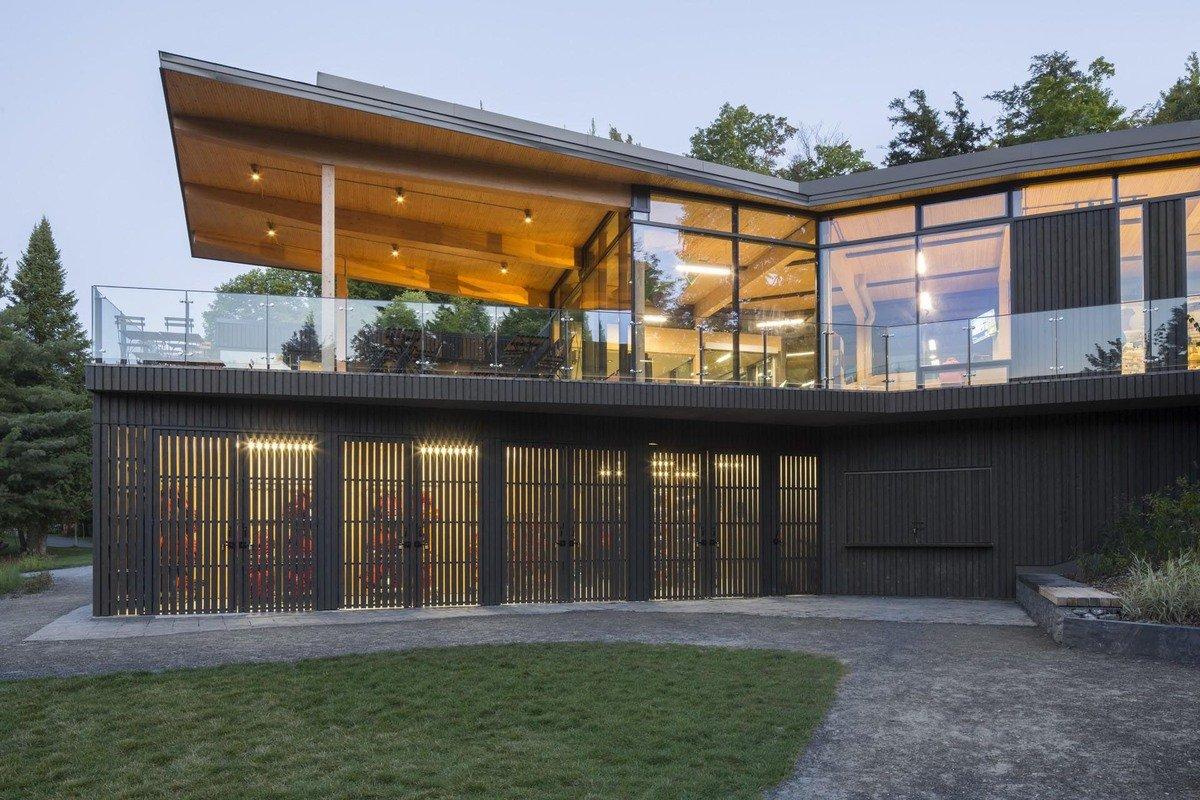 Stukely湖边的黑房子 / ANNE CARRIER ARCHITECTE