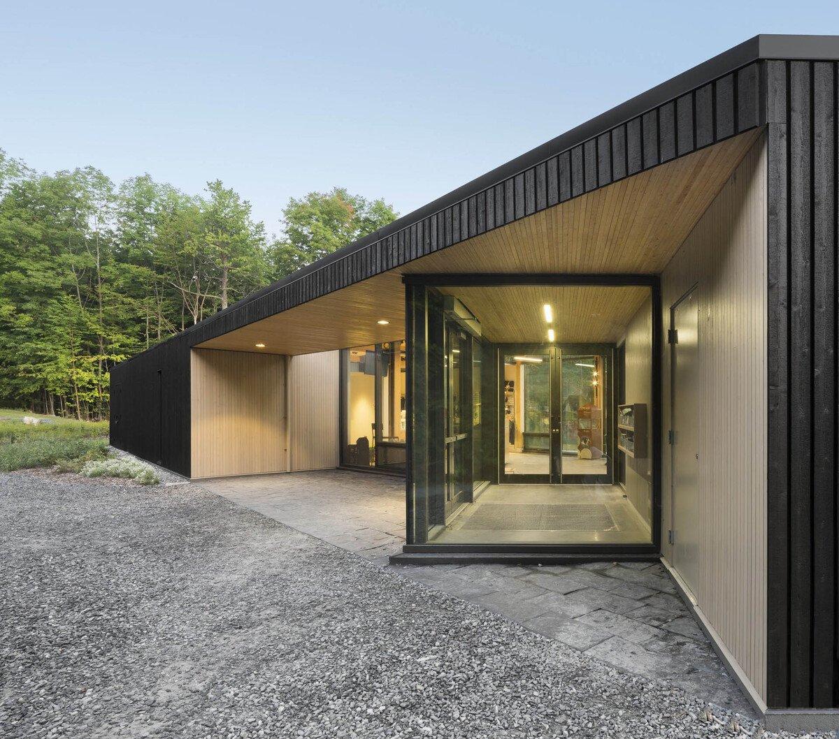 Stukely湖边的黑房子 / ANNE CARRIER ARCHITECTE