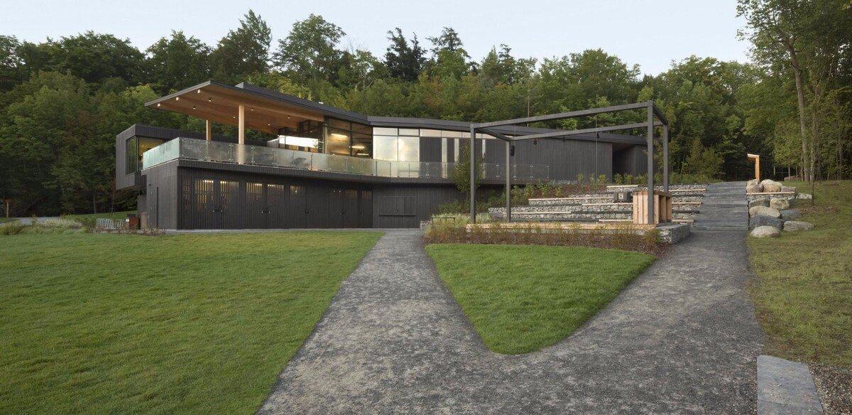 Stukely湖边的黑房子 / ANNE CARRIER ARCHITECTE