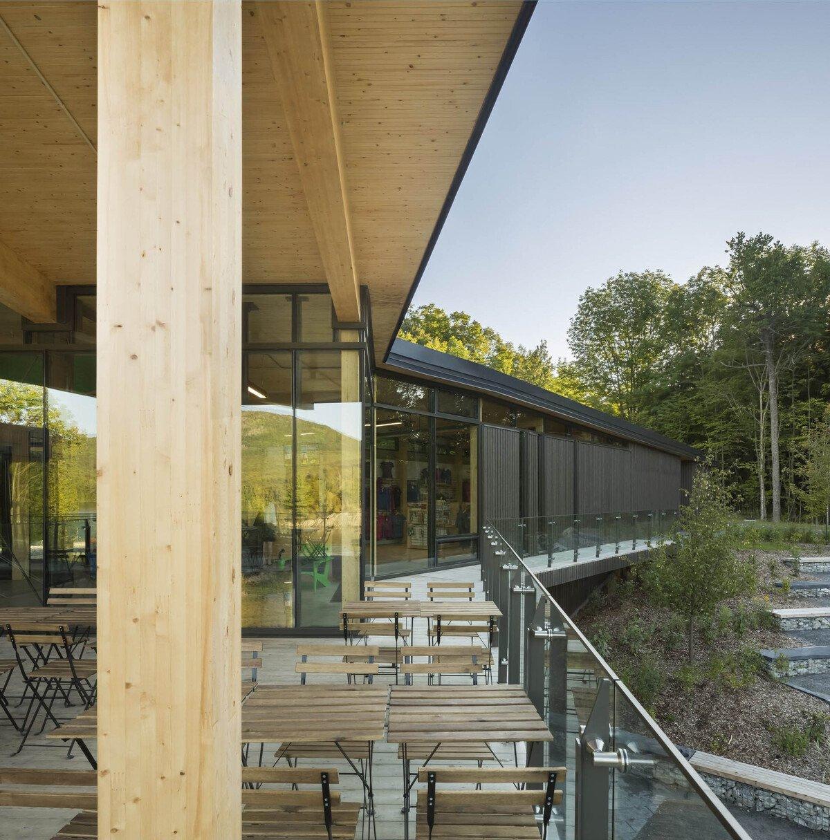Stukely湖边的黑房子 / ANNE CARRIER ARCHITECTE