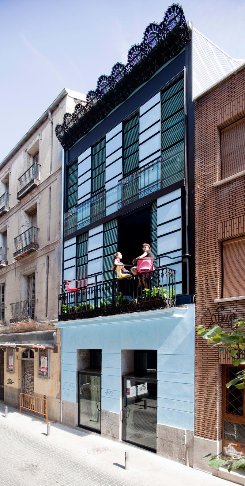 蓝色钢架组装的家~庭办公室 / CARLOS ARROYO ARCHITECTS