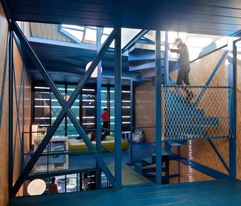 蓝色钢架组装的家~庭办公室 / CARLOS ARROYO ARCHITECTS