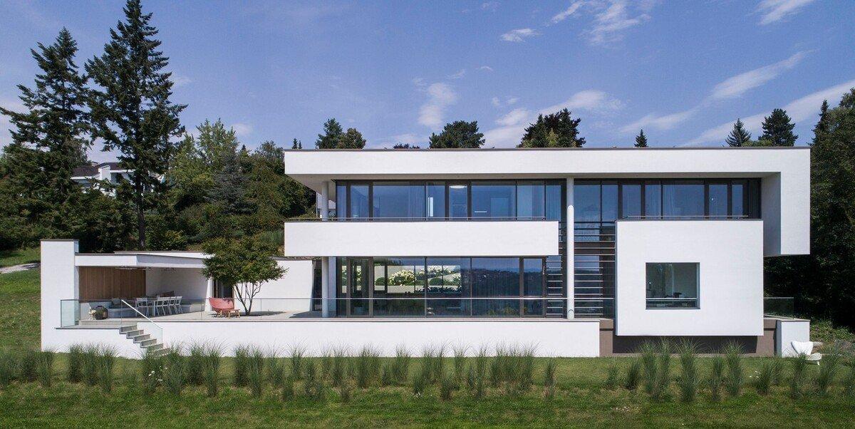 山坡上明亮的玻璃房子 / Fuchs Wacker Architekten