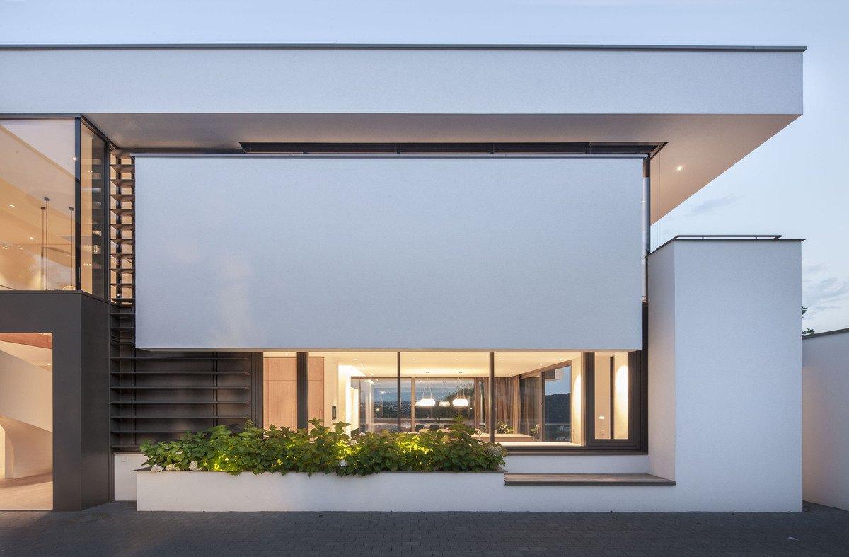 山坡上明亮的玻璃房子 / Fuchs Wacker Architekten