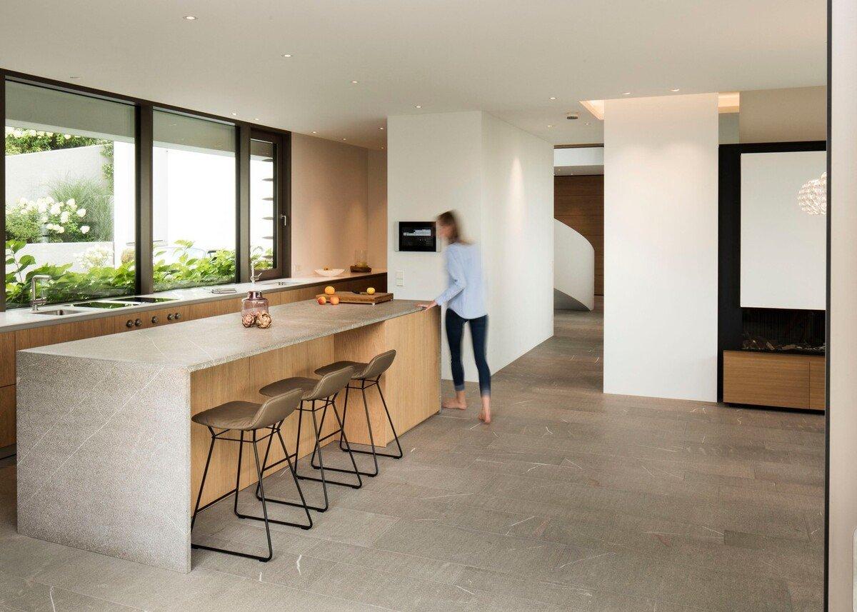山坡上明亮的玻璃房子 / Fuchs Wacker Architekten