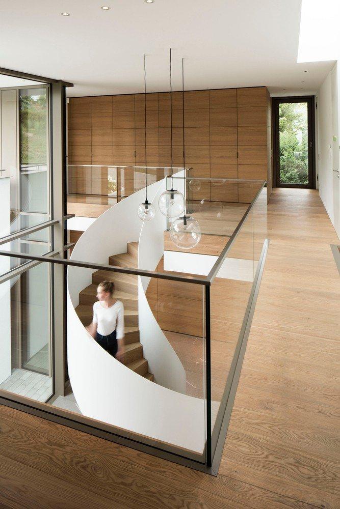 山坡上明亮的玻璃房子 / Fuchs Wacker Architekten