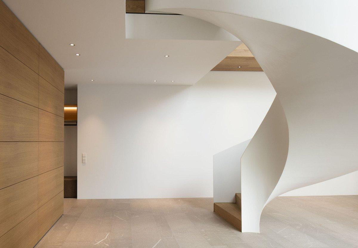 山坡上明亮的玻璃房子 / Fuchs Wacker Architekten