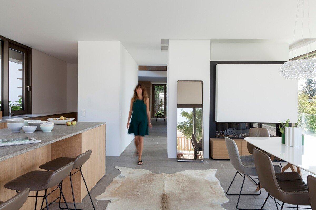 山坡上明亮的玻璃房子 / Fuchs Wacker Architekten
