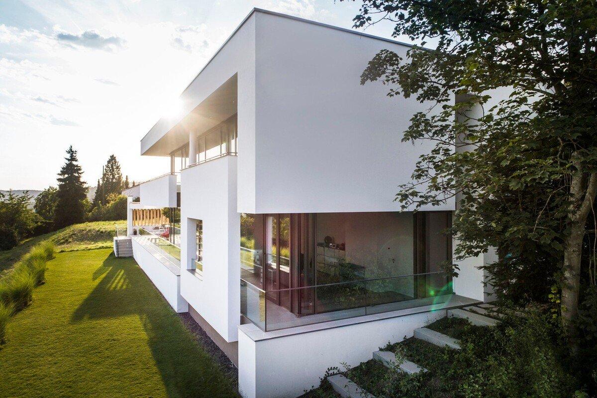 山坡上明亮的玻璃房子 / Fuchs Wacker Architekten