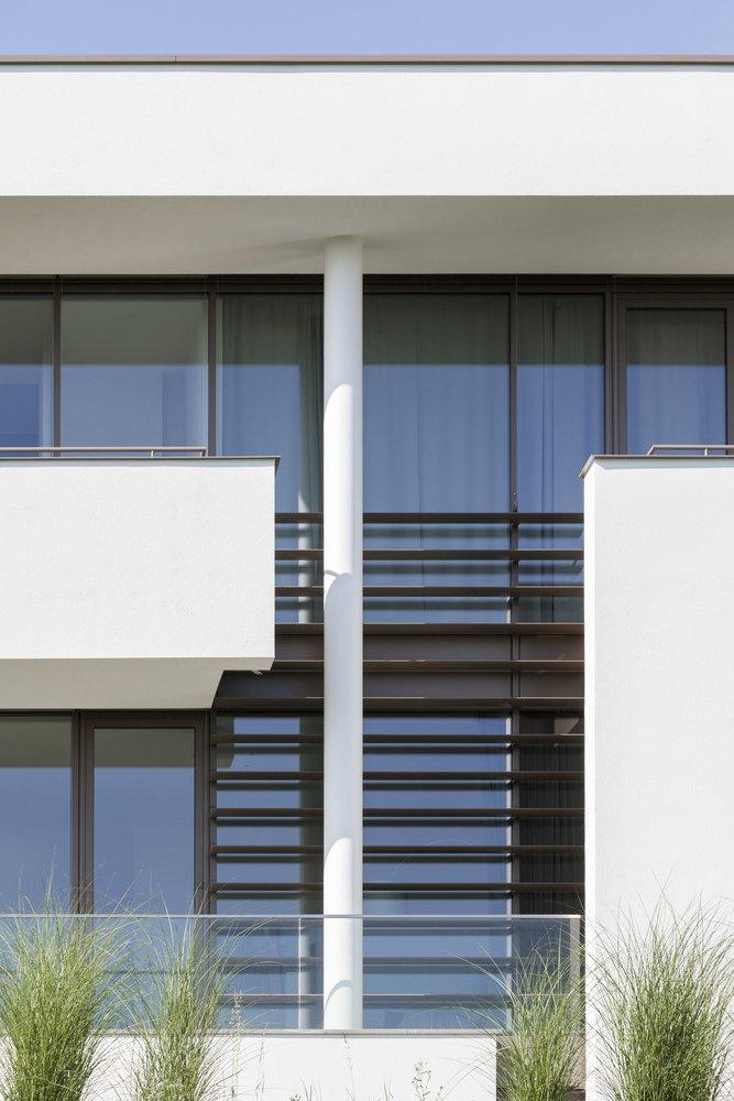 山坡上明亮的玻璃房子 / Fuchs Wacker Architekten