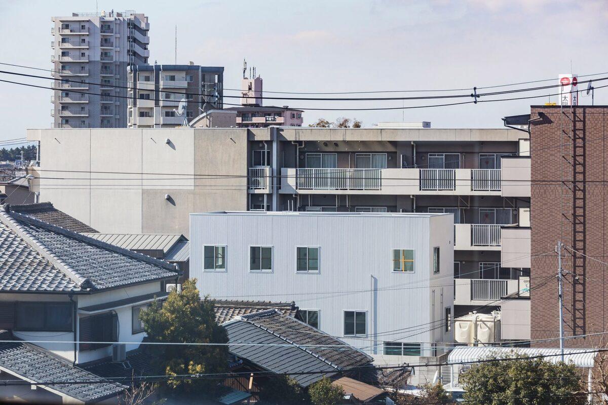 无缝连接的室内空间？充当桌子和架子的奇妙多功能平台