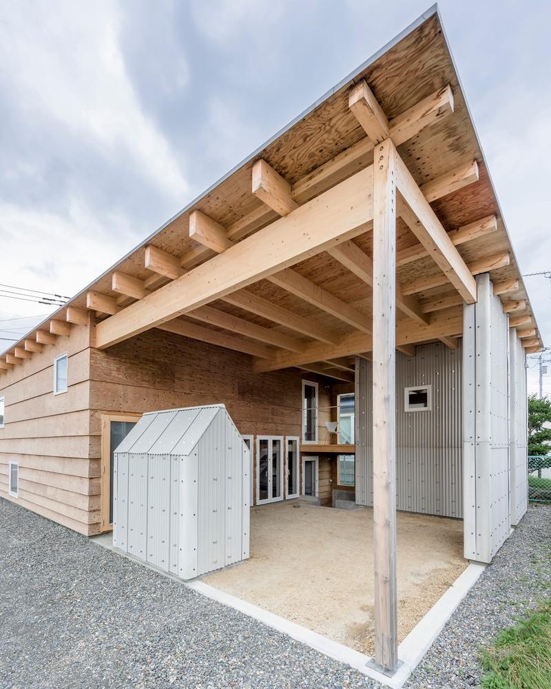 屋檐下，内外间 / 五十岚淳建筑设计
