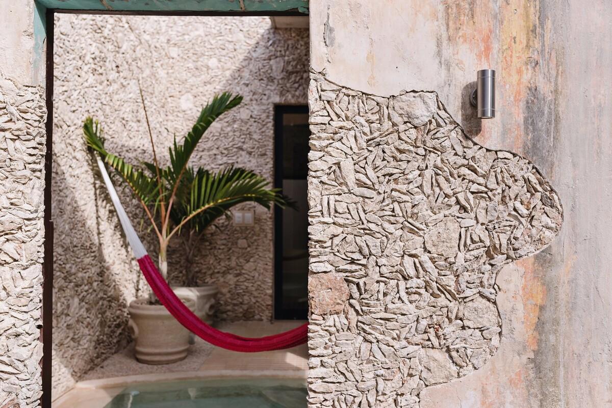 用斑驳的墙壁向时间致意 — Xolotl住宅