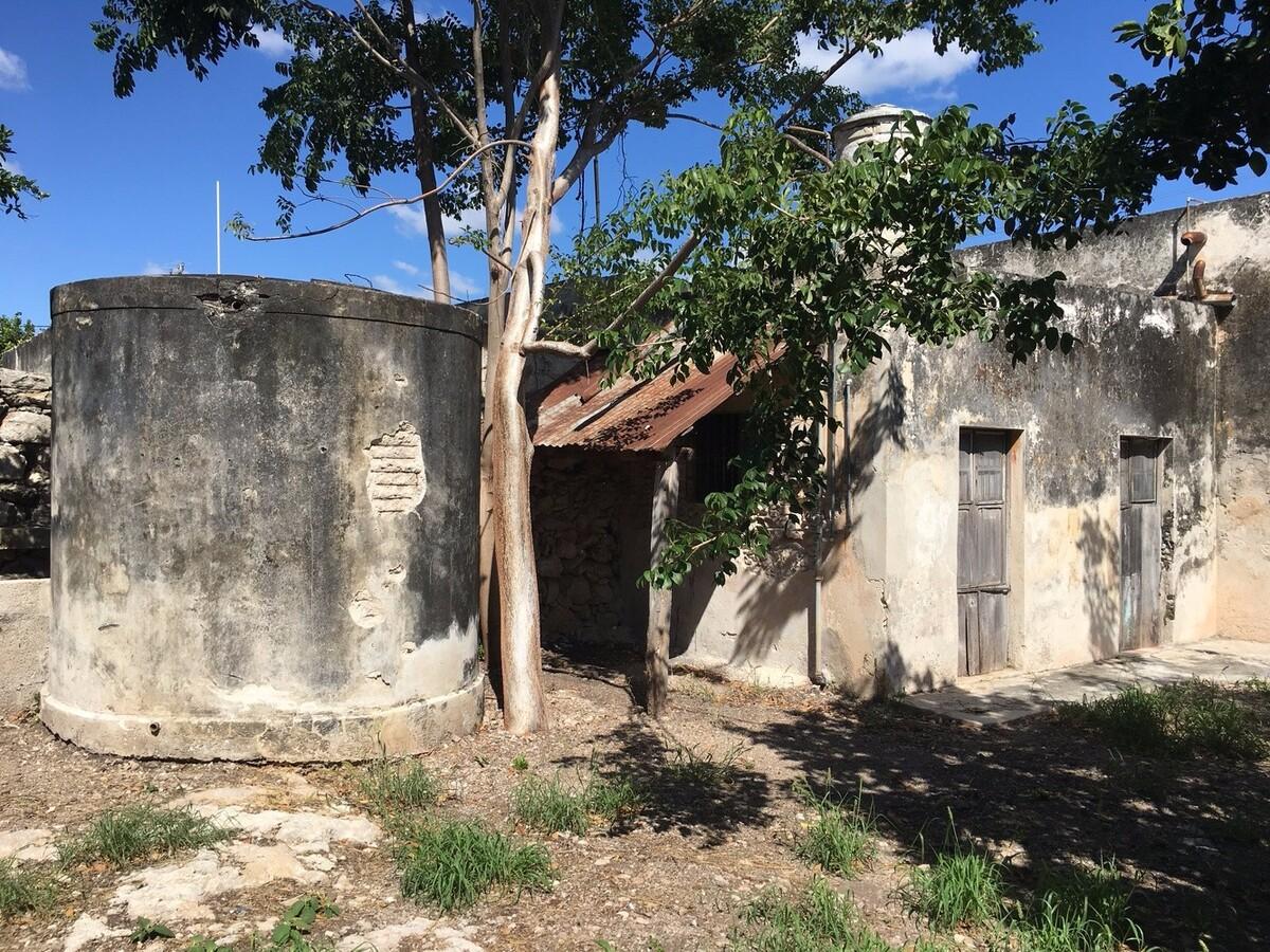 用斑驳的墙壁向时间致意 — Xolotl住宅