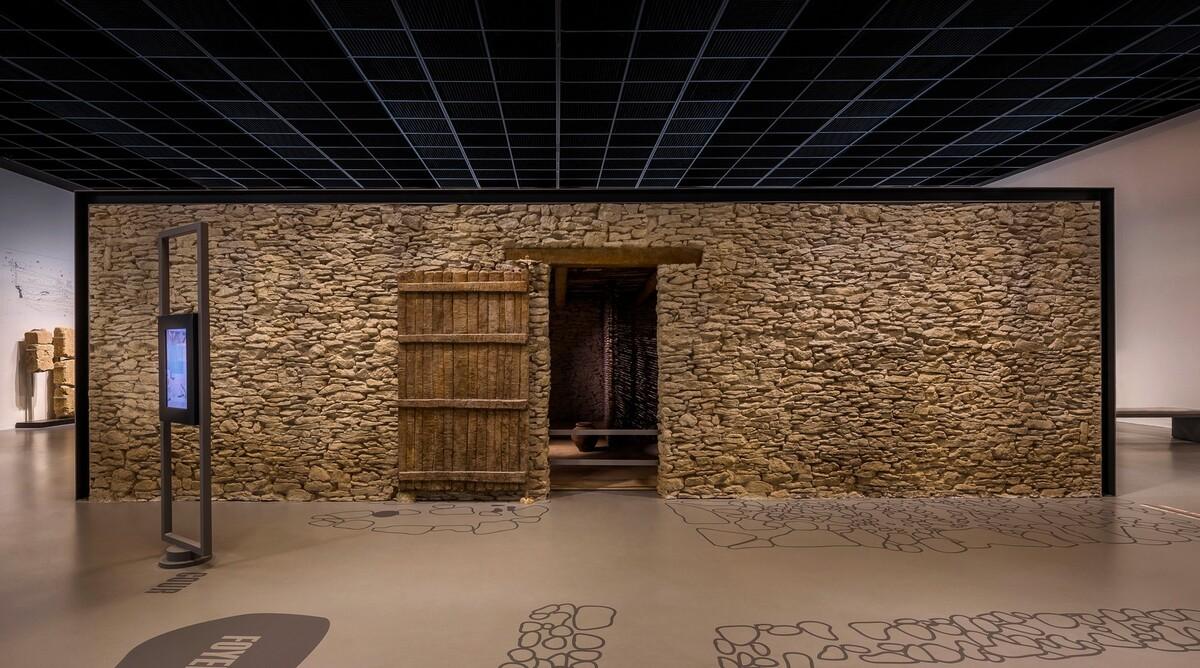 飘逸的现代马赛克立面下，追溯着古老的罗马遗迹 — Muséede laRomanité博物馆