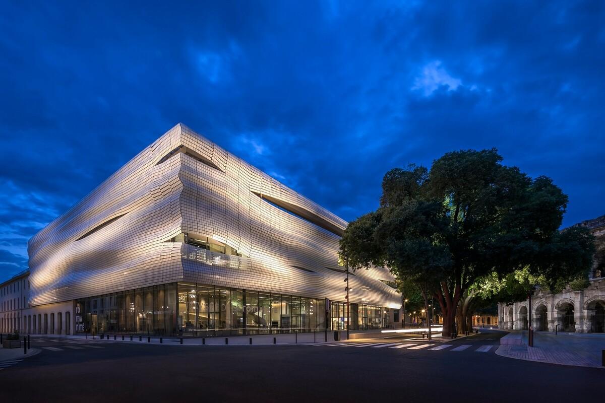 飘逸的现代马赛克立面下，追溯着古老的罗马遗迹 — Muséede laRomanité博物馆