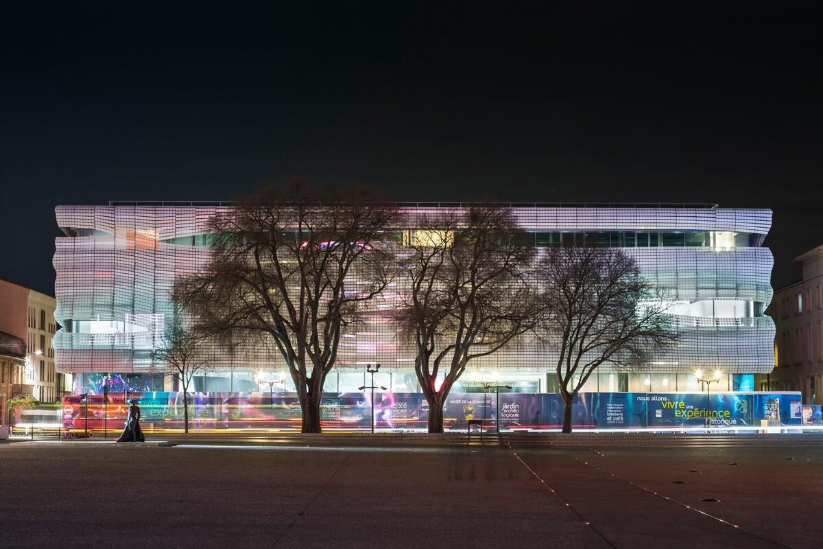 飘逸的现代马赛克立面下，追溯着古老的罗马遗迹 — Muséede laRomanité博物馆