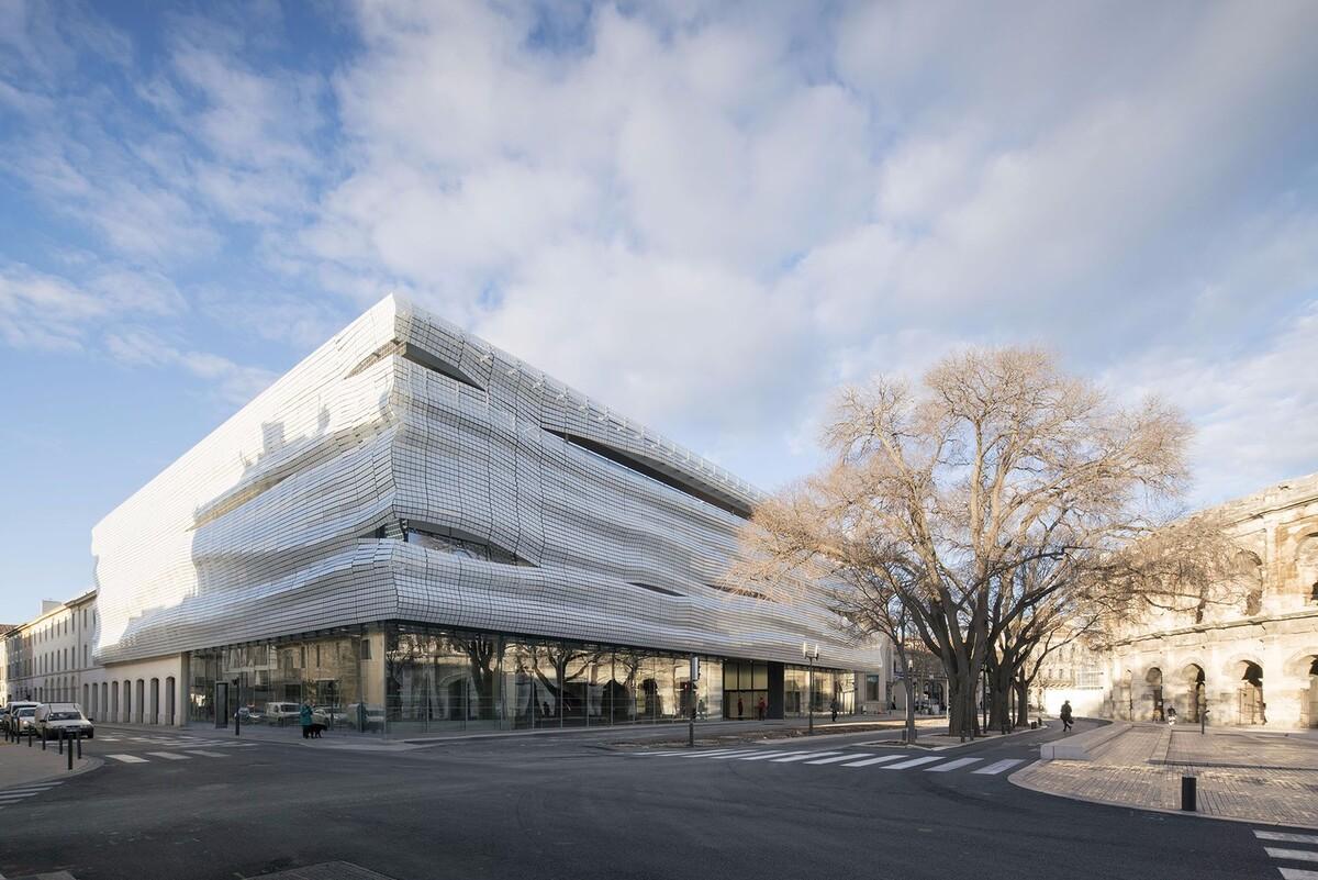 飘逸的现代马赛克立面下，追溯着古老的罗马遗迹 — Muséede laRomanité博物馆