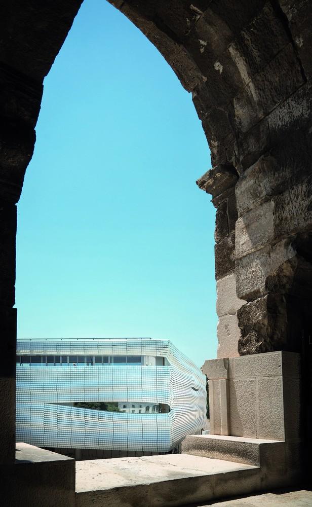 飘逸的现代马赛克立面下，追溯着古老的罗马遗迹 — Muséede laRomanité博物馆