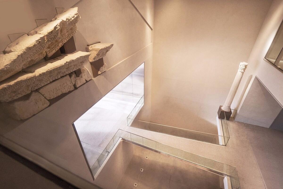 飘逸的现代马赛克立面下，追溯着古老的罗马遗迹 — Muséede laRomanité博物馆