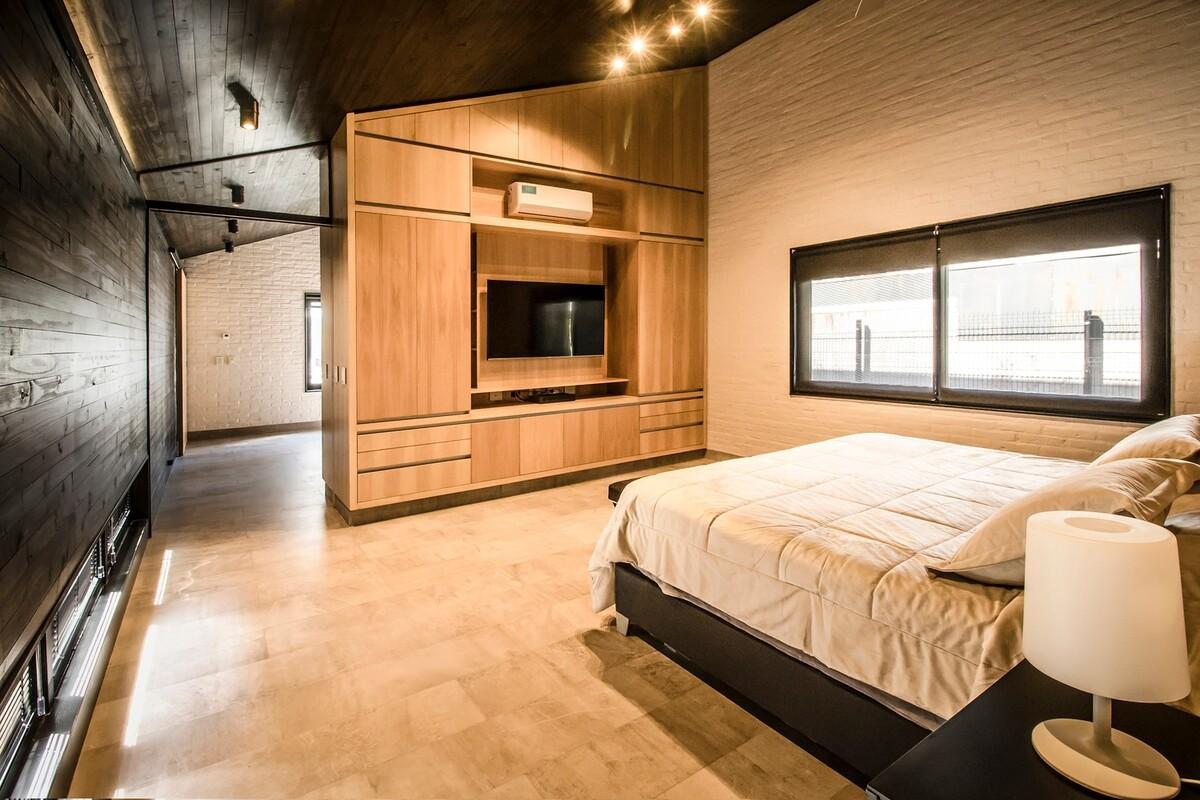 独特的坡屋顶打造醒目的视觉，萨多西Bugatti住宅