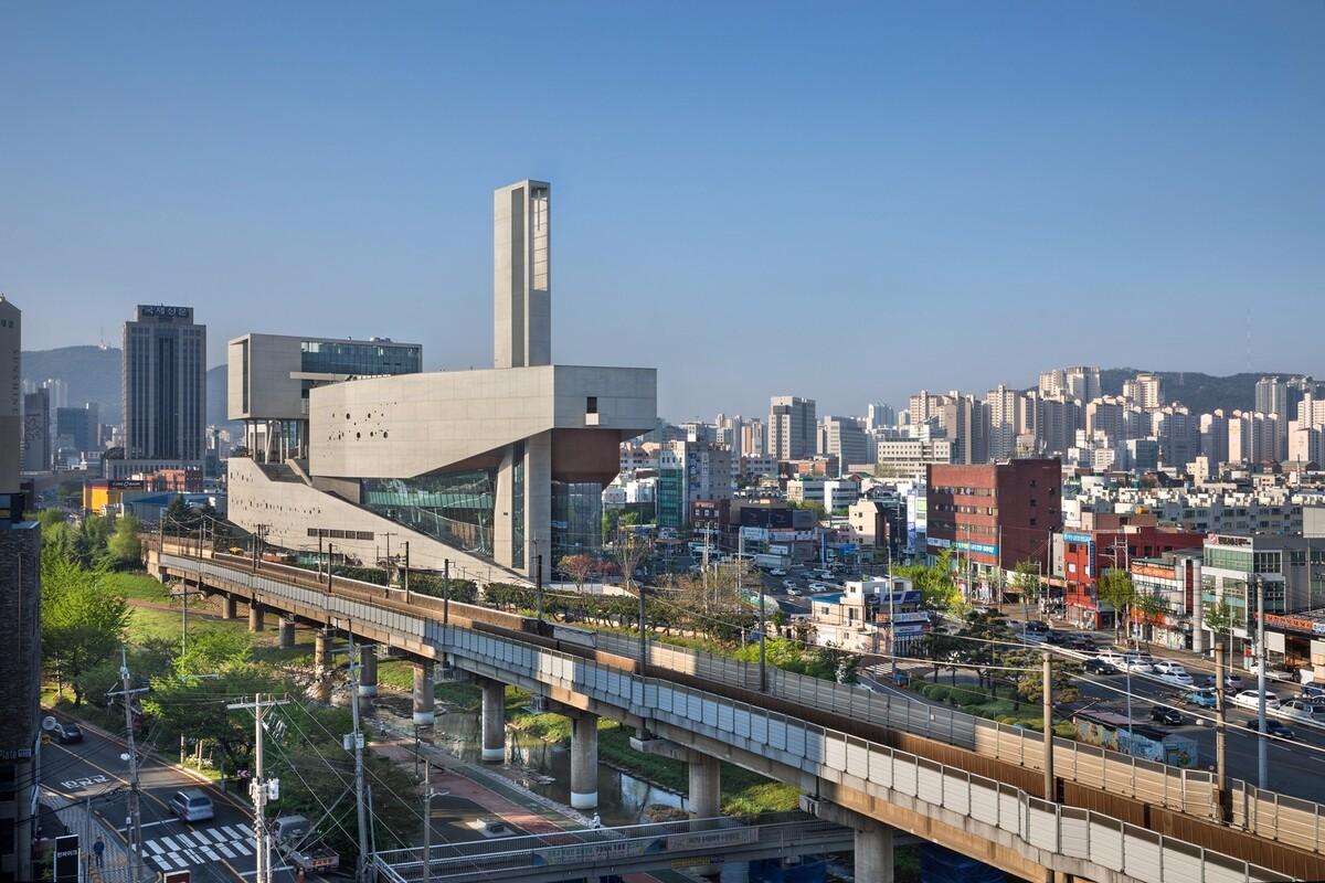 盘旋而上，俯瞰城市的釜田全球视觉中心