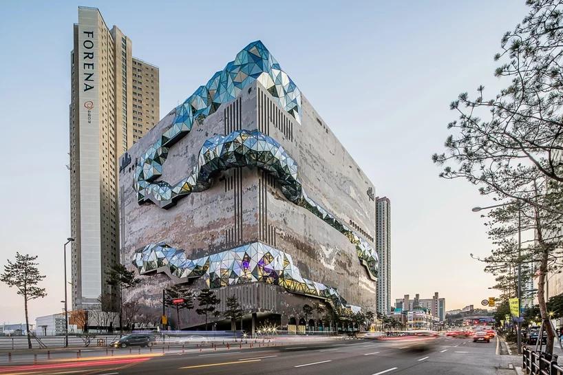 韩国光教Galleria百货大楼,“多面体”玻璃通廊嵌入马赛克石头立面 / OMA