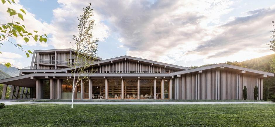 Bohinj 酒店重建，文脉传承 / OFIS Architects