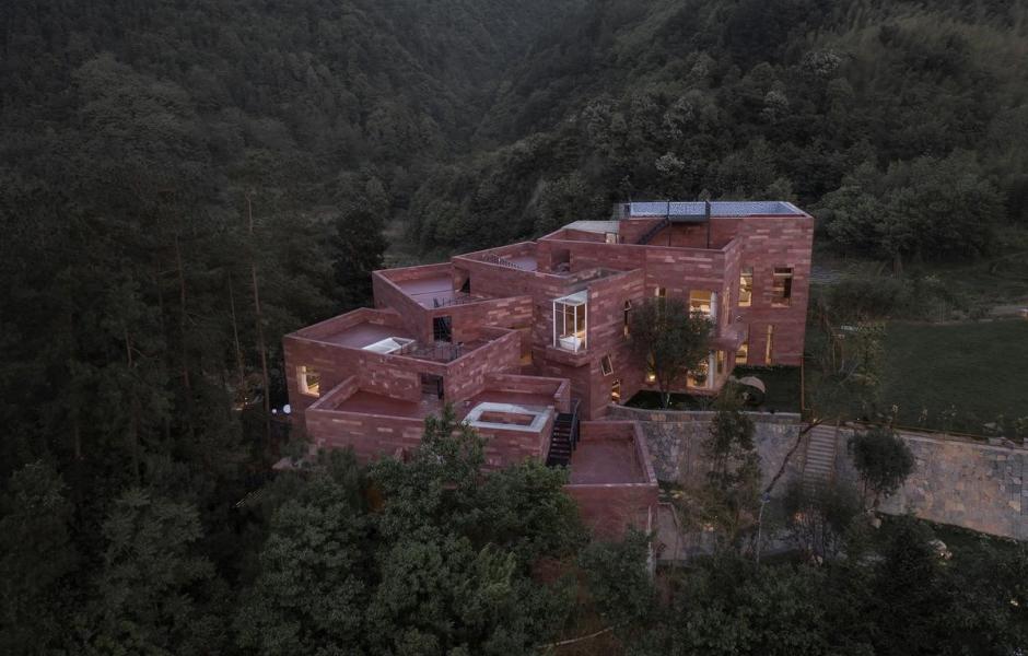 高山流水 松林里的红色石屋 / 素建筑设计事务所