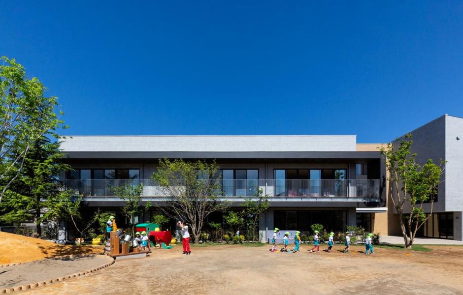 EZ 幼儿园，阶梯空间搭建趣味游戏场所 / 日比野设计 + Kids Design Labo