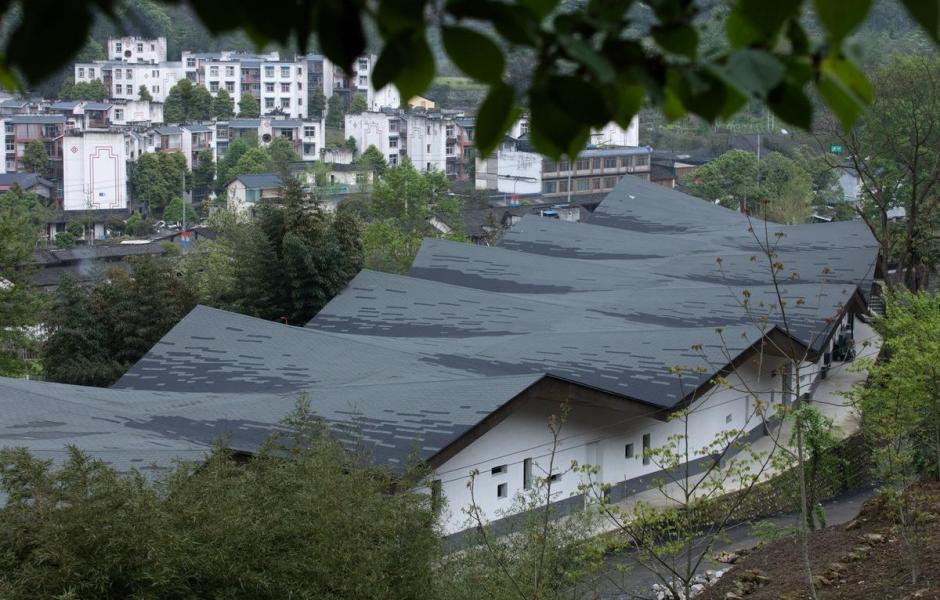 在半山崖的废弃鸡棚，用峰峦“盖”一座共享工厂 / 时地建筑