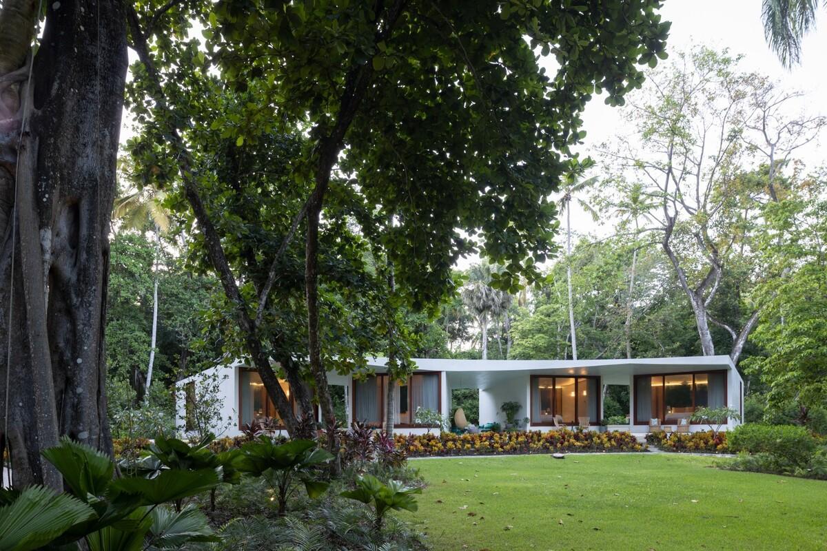Las Olas 度假屋 / Young Projects