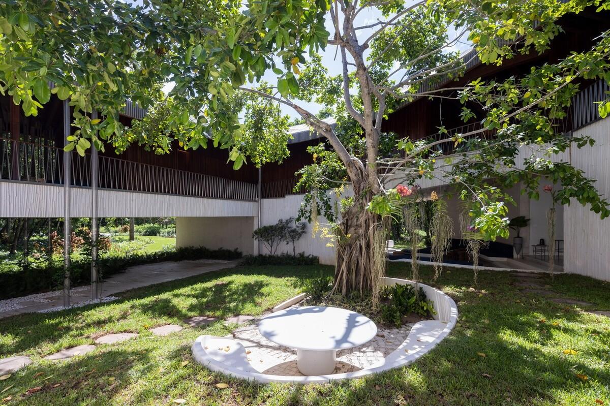 Las Olas 度假屋 / Young Projects