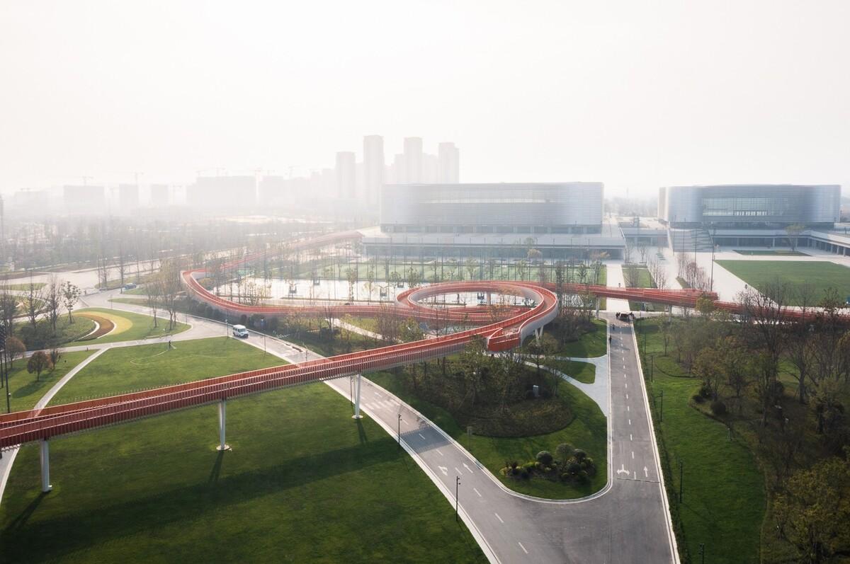 成都大运会东安湖场馆景观连廊 / 四周建筑