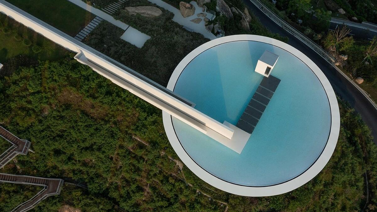 悬崖上的海边书屋：惠州双月湾一滴水图书馆  / 三文建筑