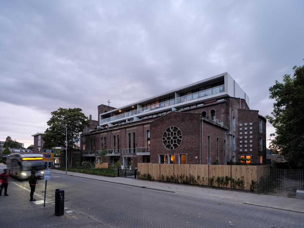 从教堂到公寓的更新改造 / HOYT Architecten