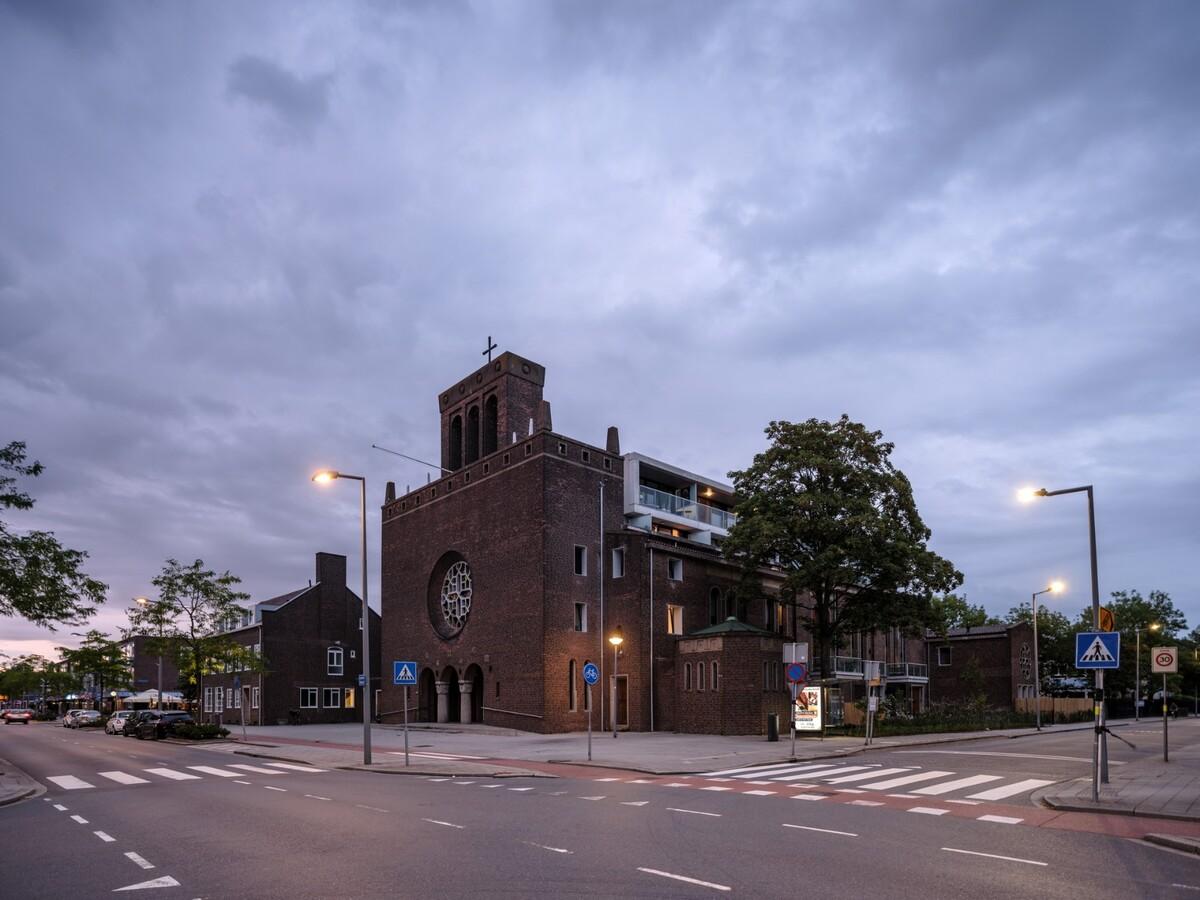 从教堂到公寓的更新改造 / HOYT Architecten