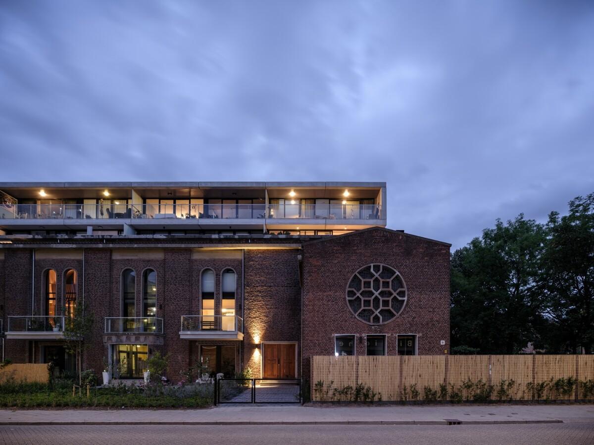 从教堂到公寓的更新改造 / HOYT Architecten