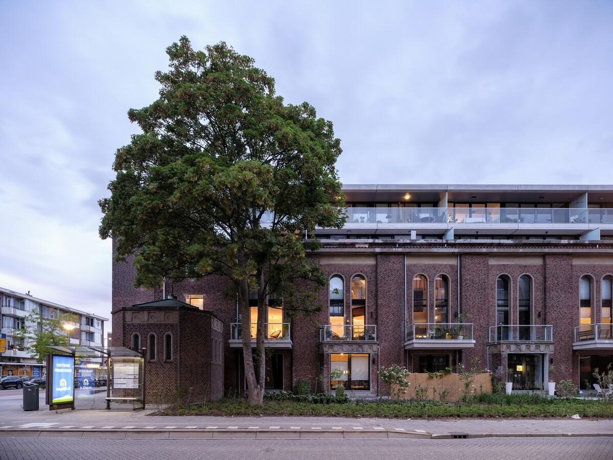 从教堂到公寓的更新改造 / HOYT Architecten