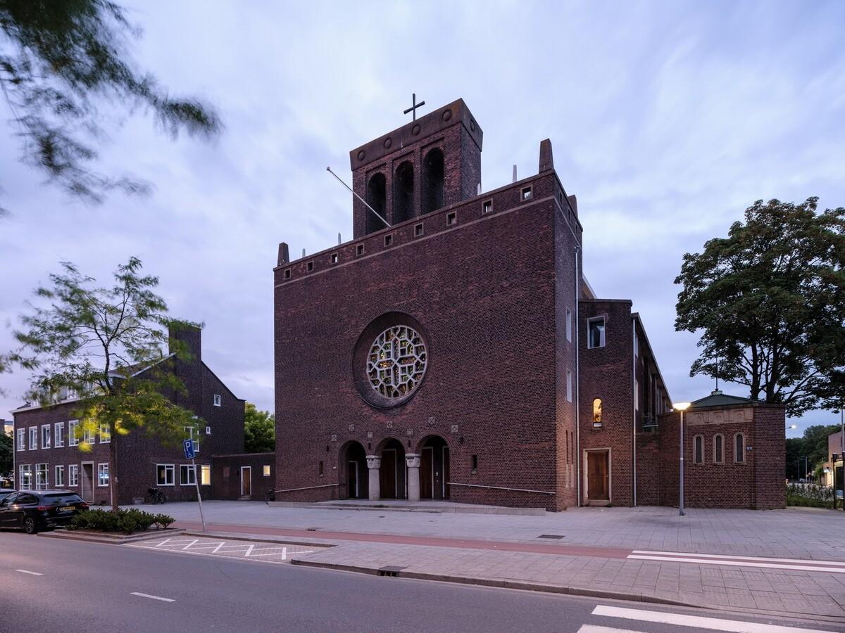 从教堂到公寓的更新改造 / HOYT Architecten