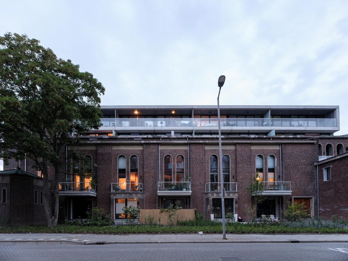 从教堂到公寓的更新改造 / HOYT Architecten