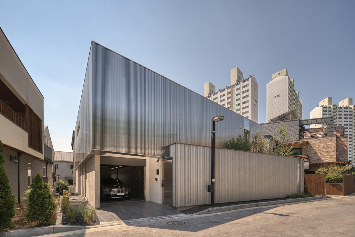 扭曲营造空间，金属立面住宅 / Archirie