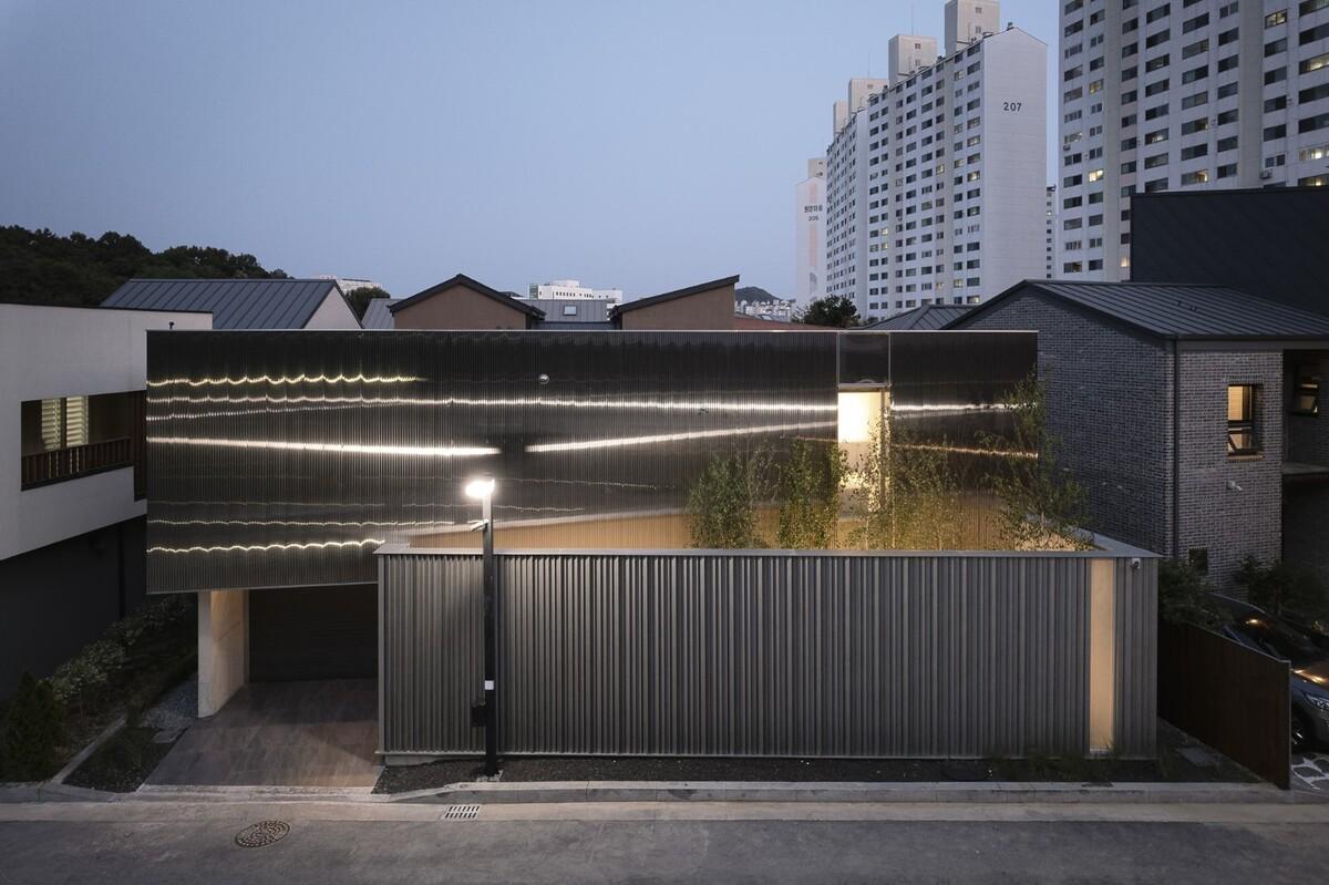 扭曲营造空间，金属立面住宅 / Archirie