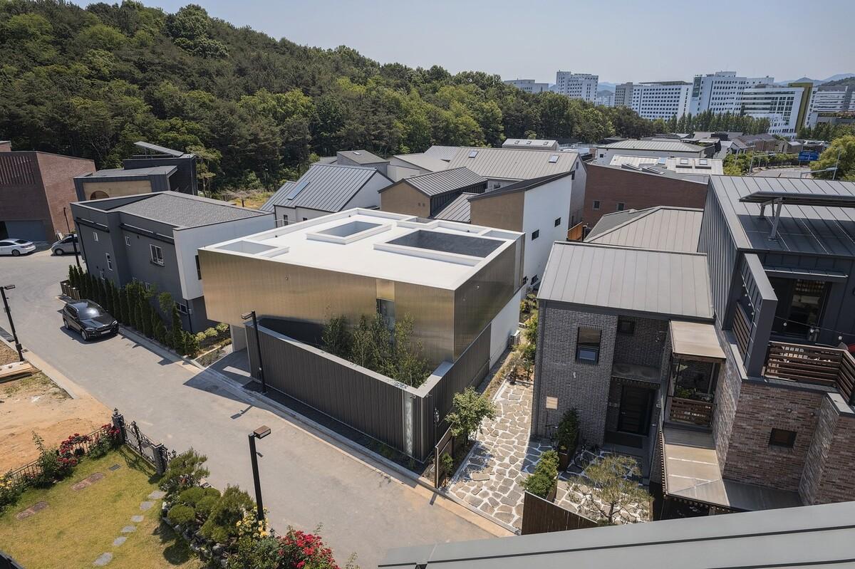 扭曲营造空间，金属立面住宅 / Archirie