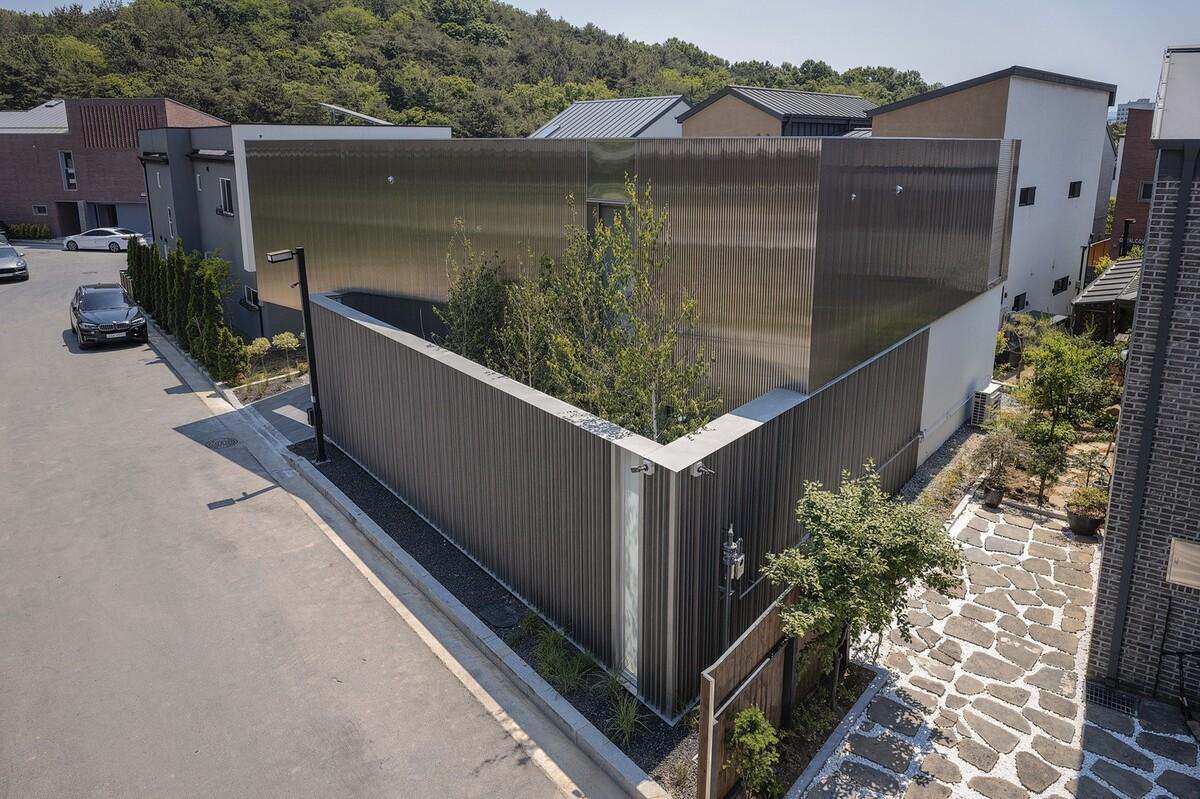 扭曲营造空间，金属立面住宅 / Archirie