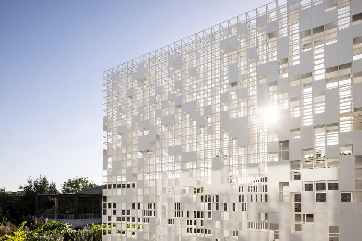 一堵“逐渐消失”的墙，溶解像素屋 / Anderman Architects