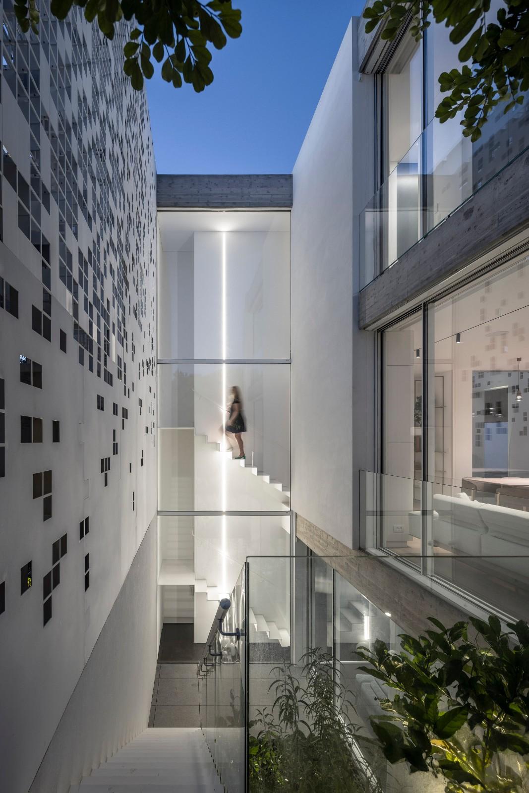 一堵“逐渐消失”的墙，溶解像素屋 / Anderman Architects
